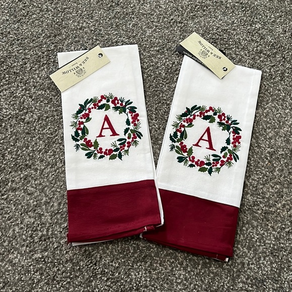 ❗️FINAL❗️ 🆕 BEE & WILLOW Monogram Embroidered Wreath Tea Towel Set *CHOOSE* - Picture 1 of 5